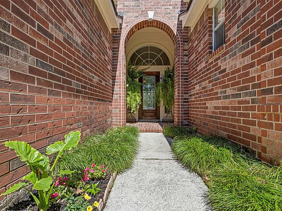 4th image of 18 Almond Branch Pl