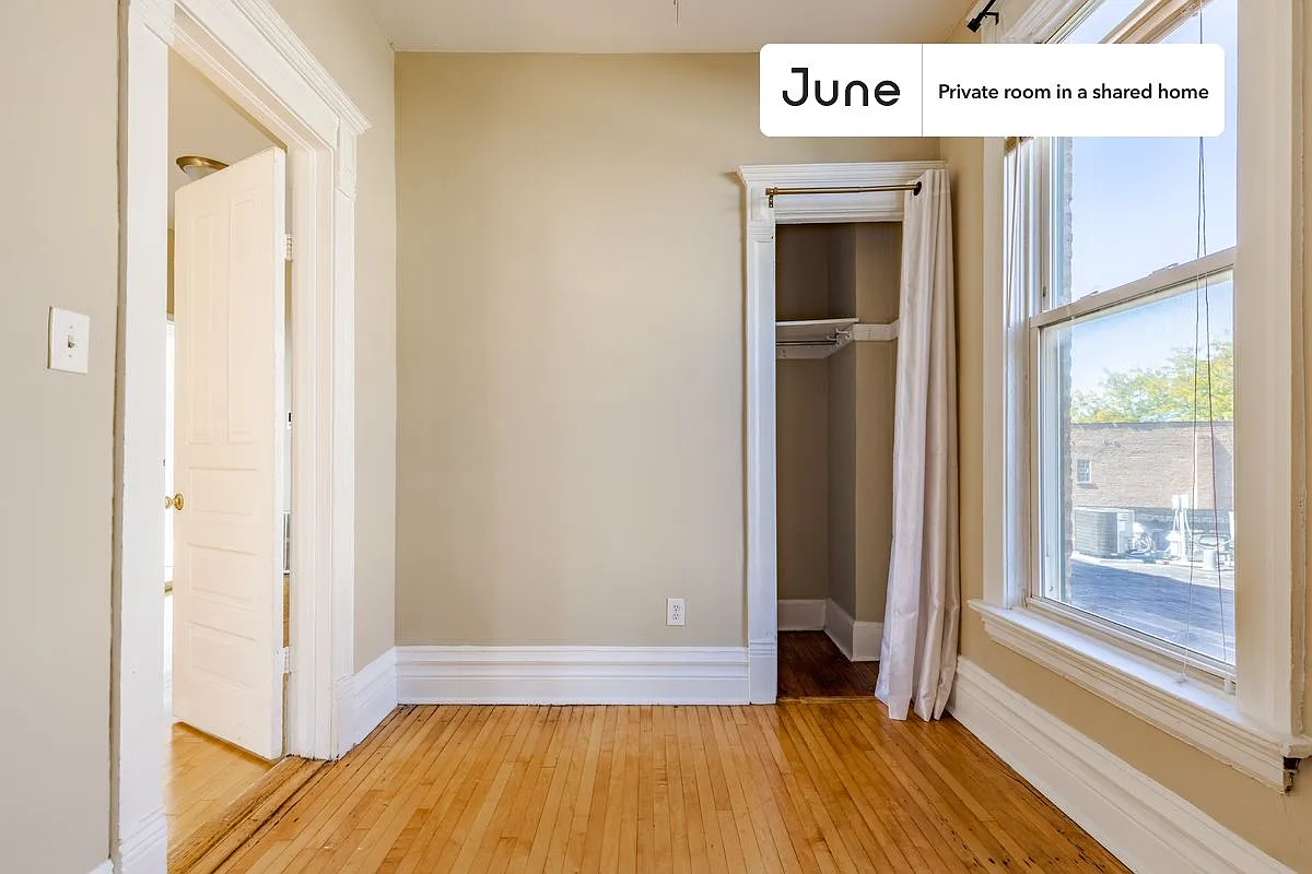 Full bedroom in 4 bed/2 bath home in Wicker Park #1534 C — Photo 2