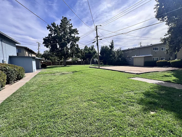 Gold Crossing Apartments — Photo 21