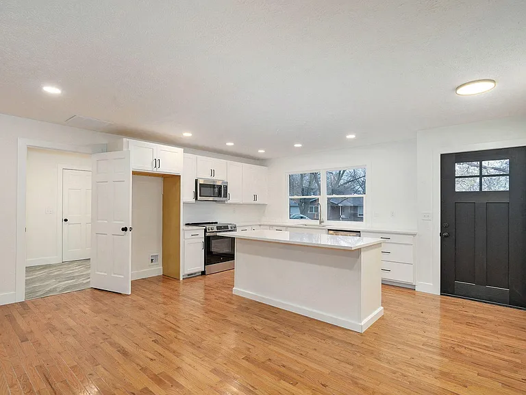 701 Hillcrest Ave — Photo 3