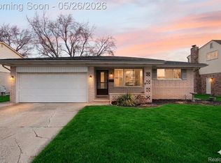 2995 Groves Dr, Sterling Heights, MI 48310