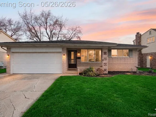 2995 Groves Dr, Sterling Heights, MI 48310