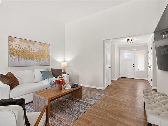 4th image of 295 Iris Rd