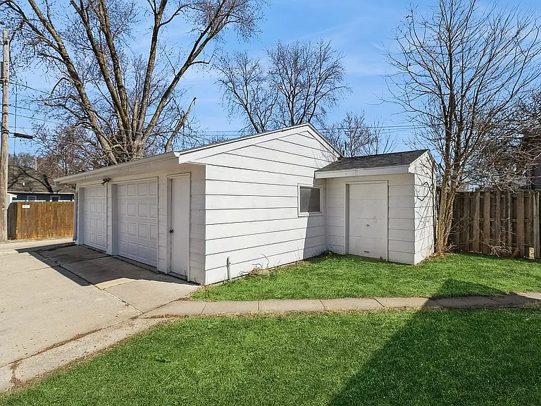 829 Clinton Ave — Photo 13