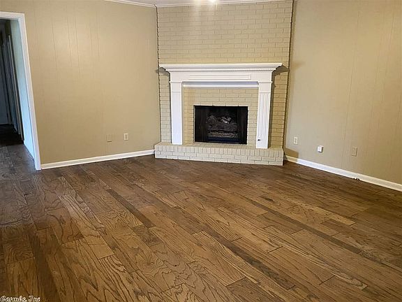 2nd image of 805 Emerald Gardens Dr