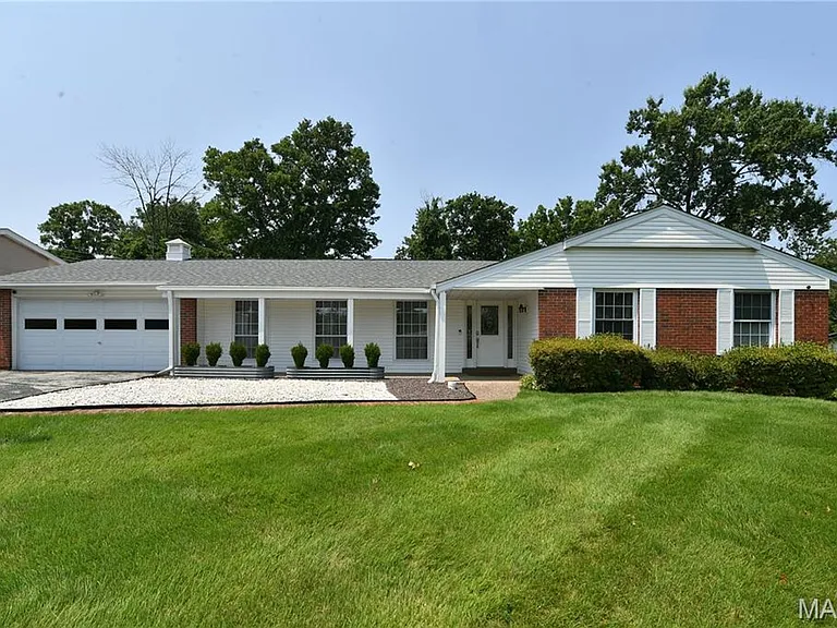 965 Orchard Lakes Dr — Photo 1