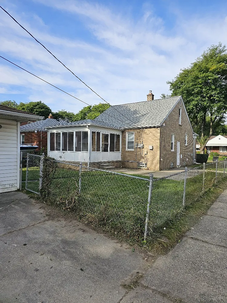 3 bed, 1.5 bath, 1100 sqft, $1,300 — Photo 2
