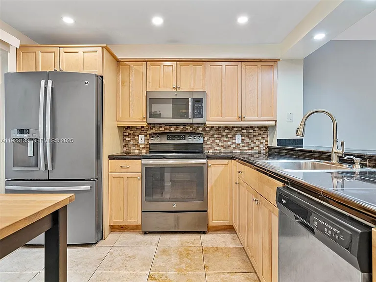 515 NE 38th St #10 — Photo 28