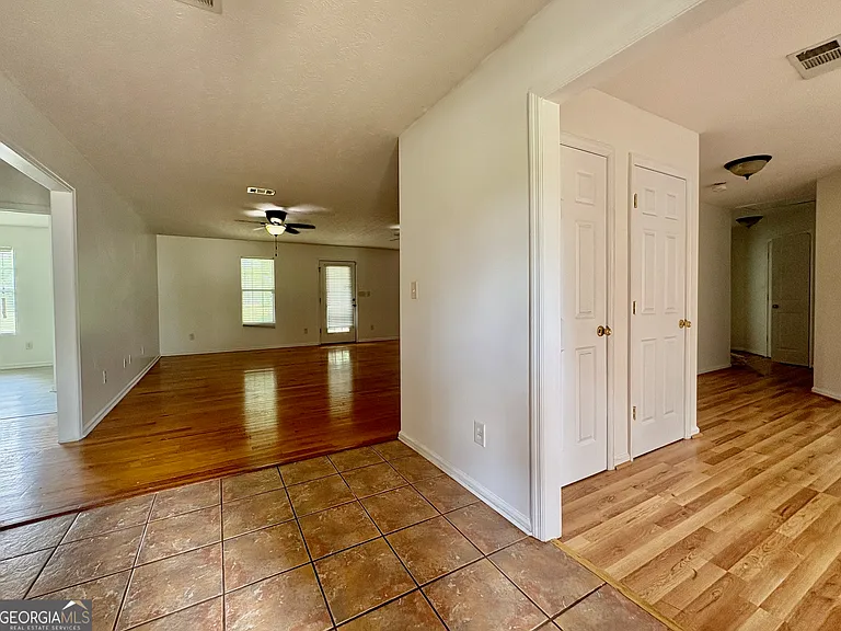 219 Fairway Dr — Photo 2