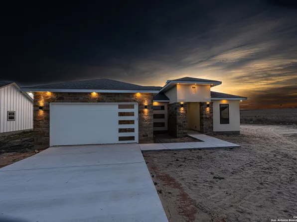121 Merion Ln, La Vernia, TX 78121