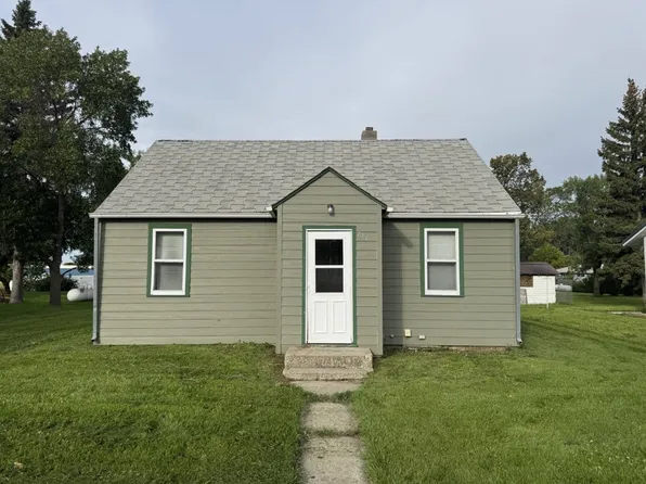 818 Nichol St, Bottineau, ND 58318