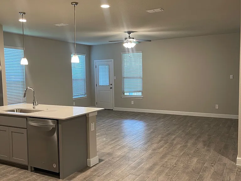 15537 Putney Way — Photo 4