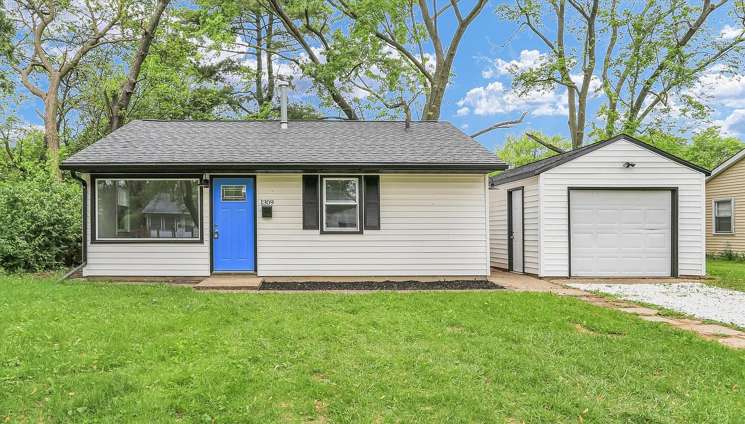 1309 Hedge Rd photo 1