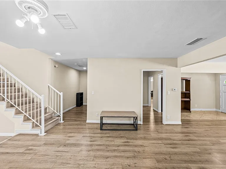 542 N Waverly St — Photo 22