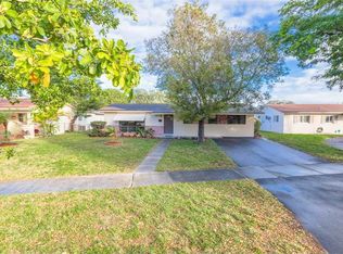 3711 N Longfellow Cir, Hollywood, FL 33021