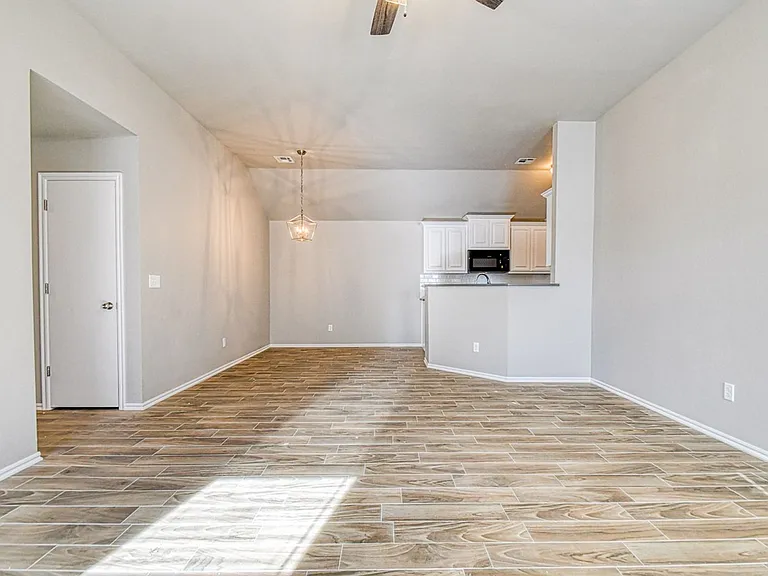 1005 Saint Cecil — Photo 8