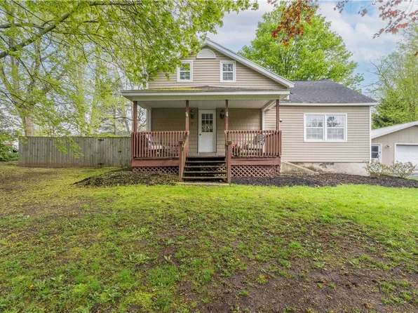 7 Quarry St, Phelps, NY 14532