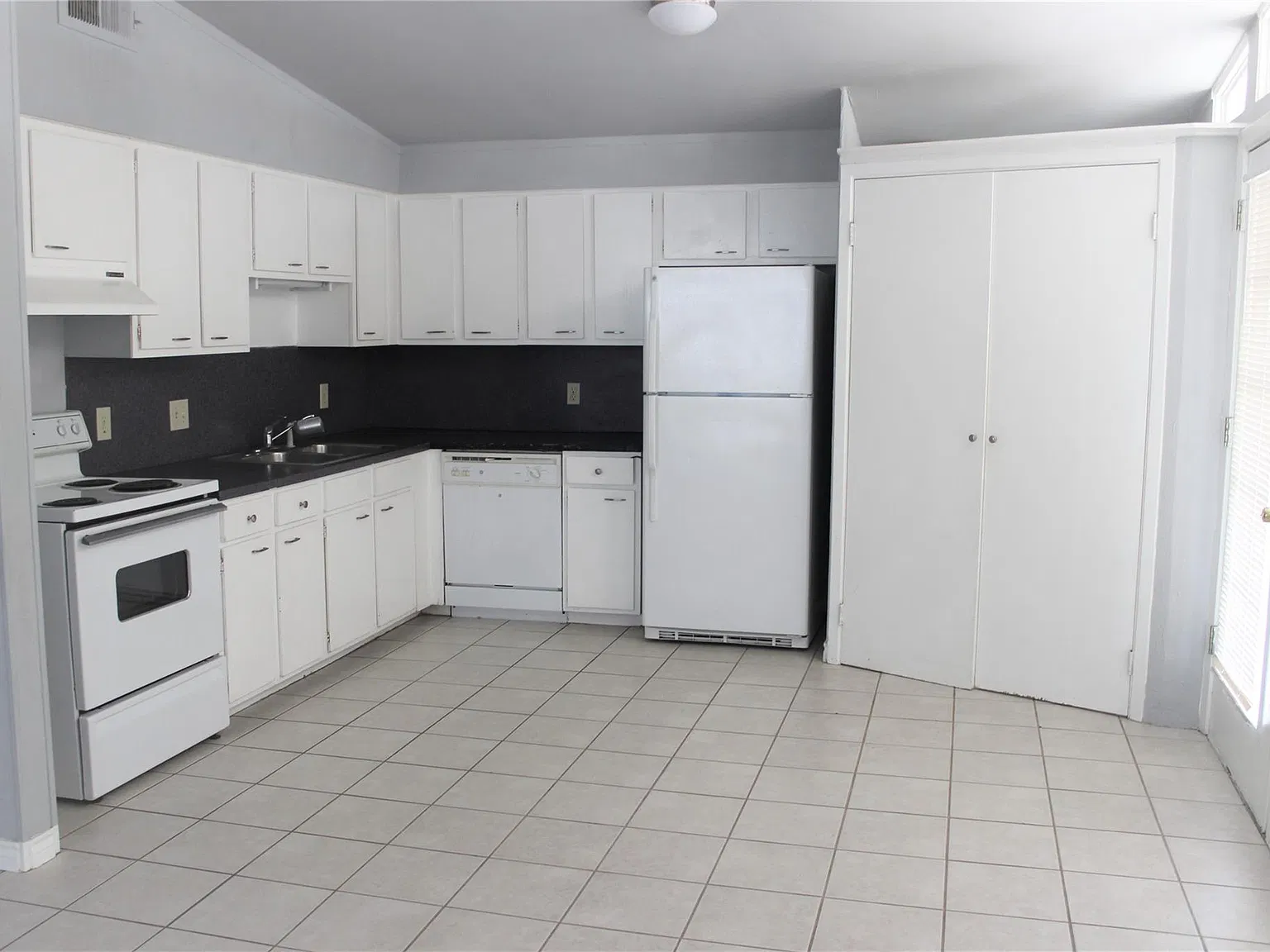 2 bed, 1.0 bath, 850 sqft, $1,600 — Photo 3