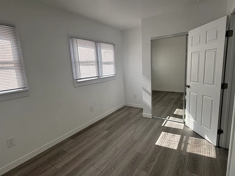 1956 1/2 Park Grove Ave #1 — Photo 12