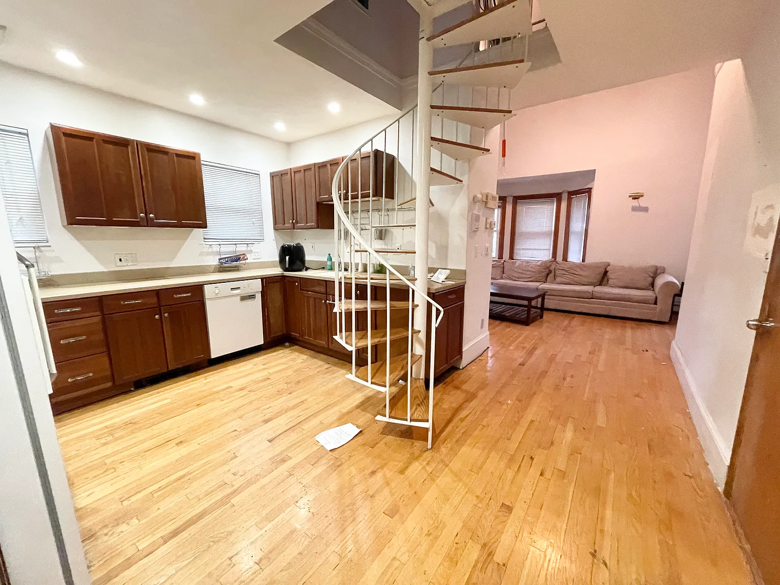 2 bed, 800 sqft, $3,800 — Photo 2