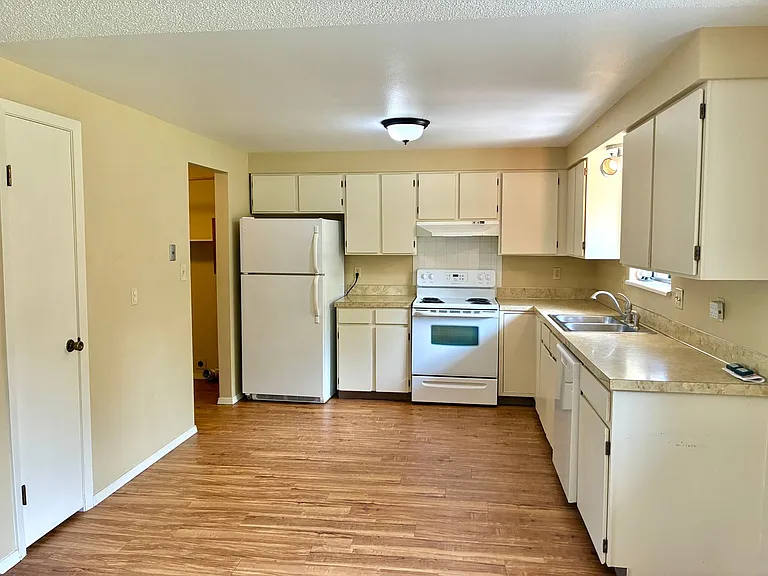 2204-2206 Albany Ct — Photo 12
