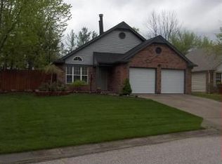 9686 River Oak Ln E, Fishers, IN