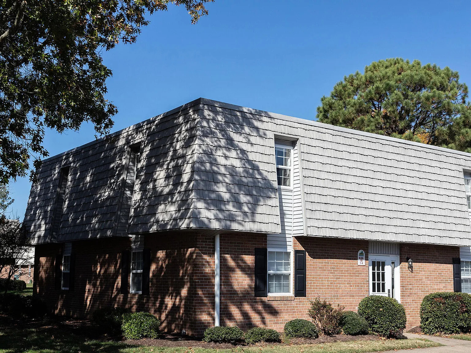 Newport Lake Apartments — Photo 2