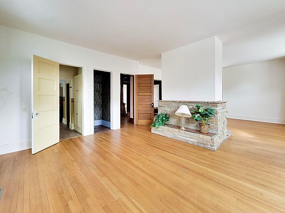 5th image of 831 Washington St