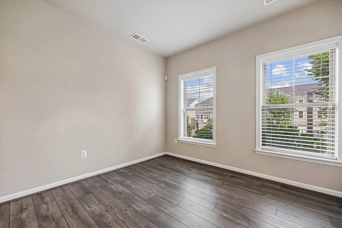 3 bed, 5.0 bath, 1881 sqft, $3,850 — Photo 3