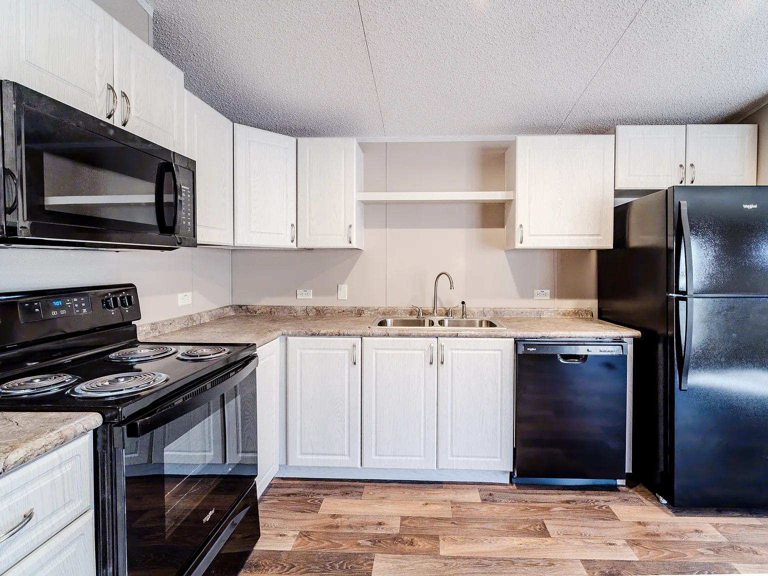 3 bed, 950 sqft, $1,324 — Photo 3