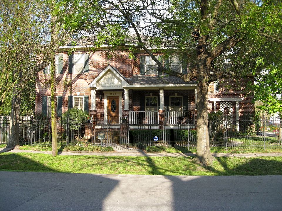 Front porch with swing