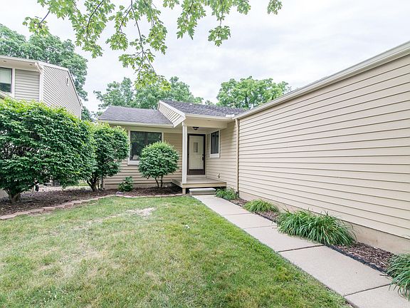 3rd image of 627 Woodcreek Cir