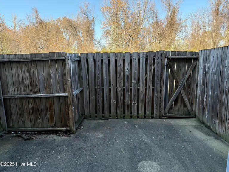 2355 Vineyard Dr #F2 — Photo 16