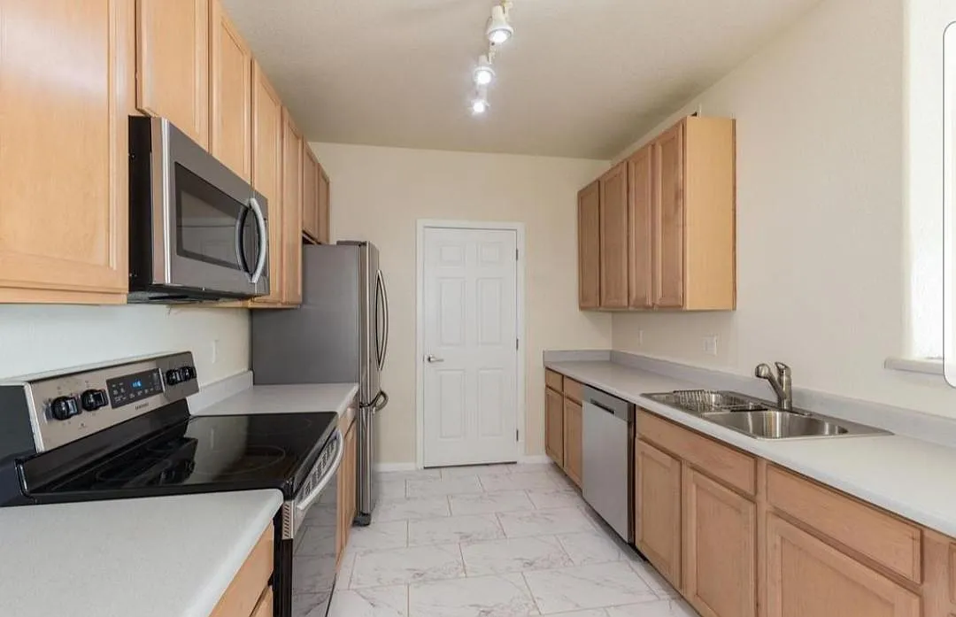 3 bed, 1291 sqft, $2,100 — Photo 2