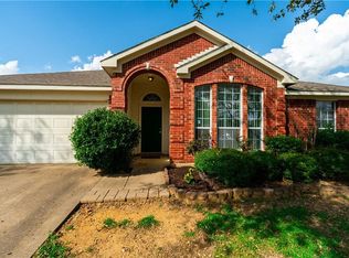 303 Cliffdale Dr, Euless, TX 76040