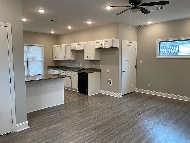 214 W Hickory St — Photo 4