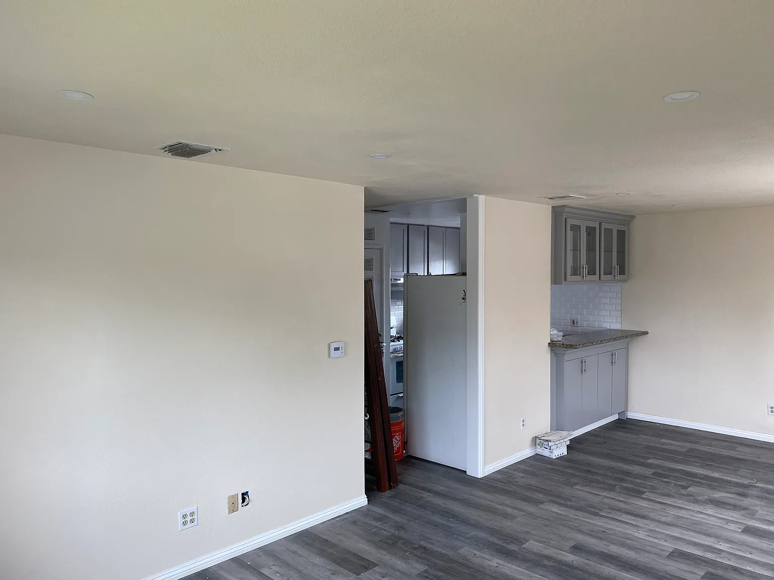 3 bed, 1.5 bath, 1300 sqft, $3,000 — Photo 2