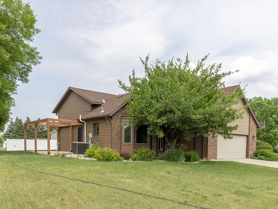 2736 Village Green Dr, Moorhead, MN 56560 | Zillow