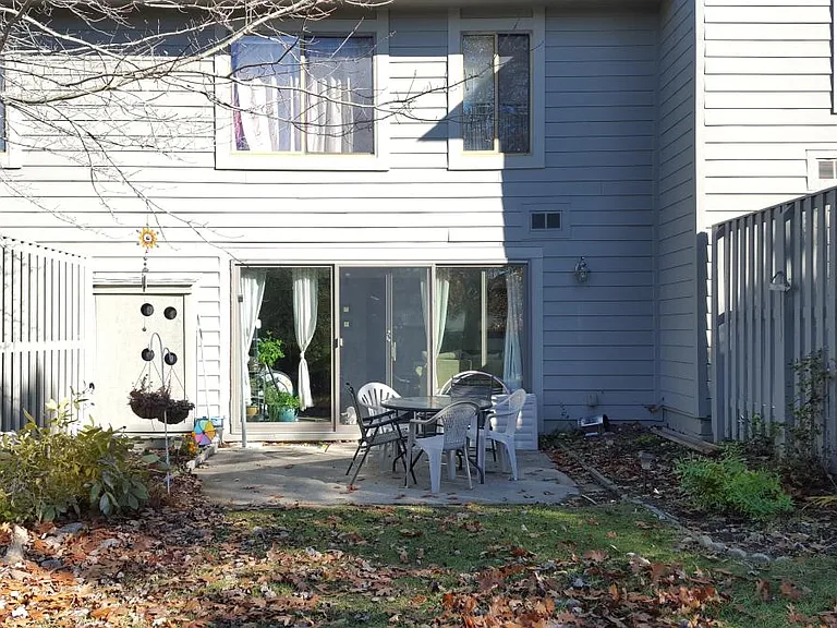 797 Watersedge Dr — Photo 2