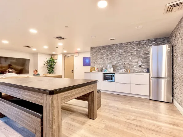 212 East 47th Street image 13 of 16