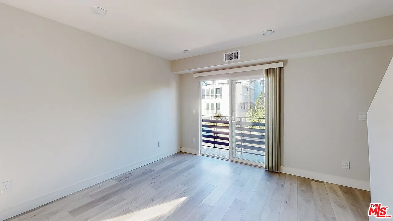 2 bed, 1.5 bath, 1200 sqft, $3,199 — Photo 3