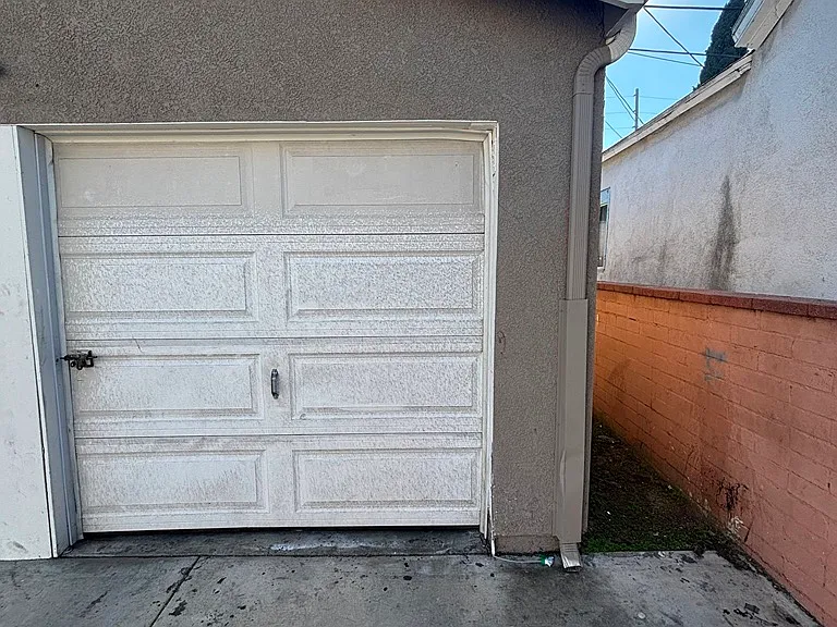 906 E 52nd Pl — Photo 15