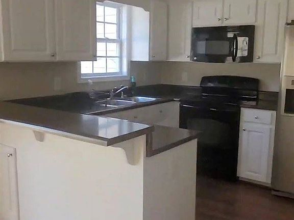 3rd image of 395 Rexford Dr