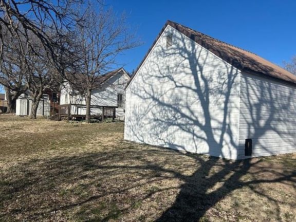 4th image of 809 Ash St