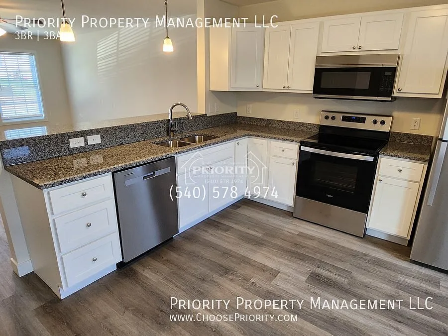 3BR 2.5BA End Unit Townhome, Harrisonburg — Photo 4