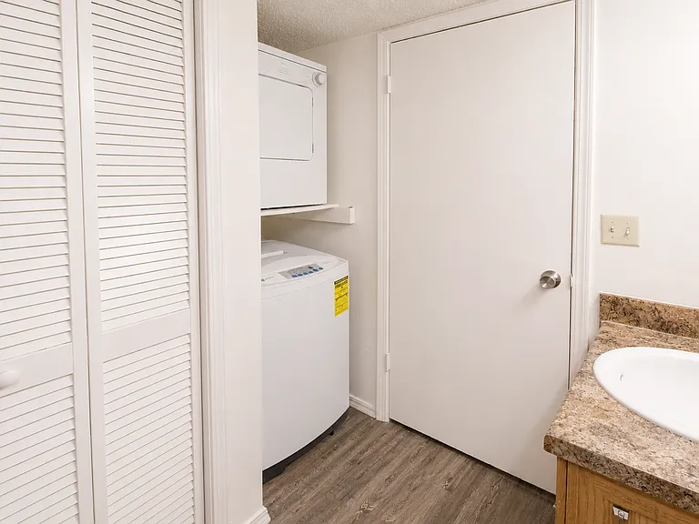 Woodside Village Apartments — Photo 23