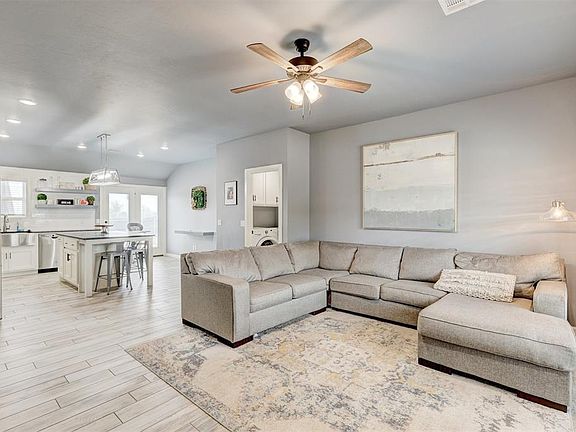 2nd image of 613 Linda Ln