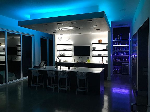 Modern Kitchen & Bar