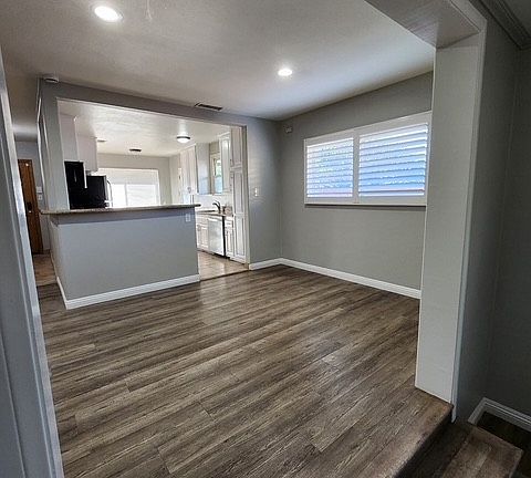 5th image of 2531 Clarke Ave
