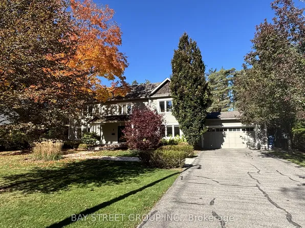 8 Dodie St, Aurora, ON L4G 2L2